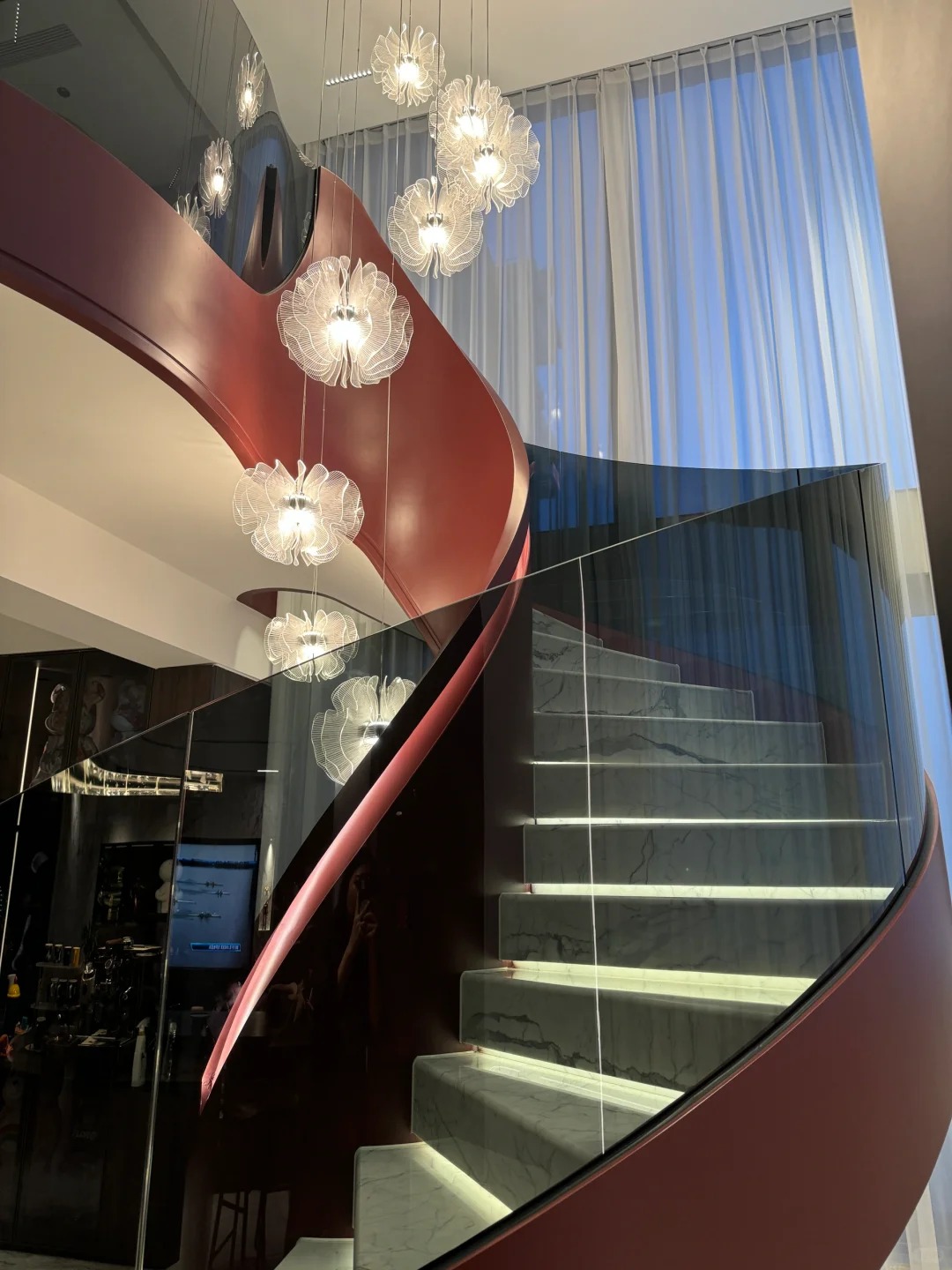 Luxury spiral indoor staircase with red color and black glass handrail -YBL-6 - Image 3
